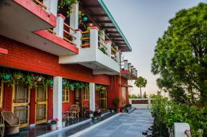 Tehri Retreat Sursingdhar, Near New Tehri & Kanatal, By Himalayan Eco Lodges