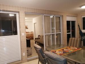 Apartamento, ampla sacada com vista para o mar!