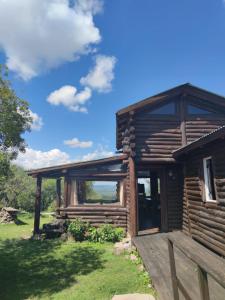 Cabaña de Troncos en la montaña