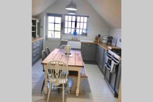 Monmouth House Lyme Regis, Up to 16 guests, dog friendly, garden, hot tub