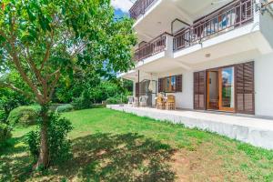 Apartments Pino Rabac