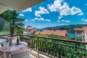 Apartments Pino Rabac 