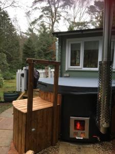 Woodland Cabin With private Wood-Fired Hot-Tub
