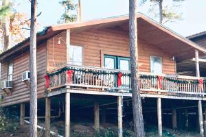 Two-Bedroom House room in Cabin #3 waterview w/stairs to waterfront Lake Livingston Texas