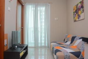 Warm and Cozy 2BR Apartment Woodland Park Residence By Travelio