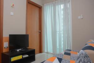 Warm and Cozy 2BR Apartment Woodland Park Residence By Travelio