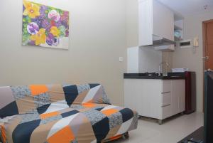 Warm and Cozy 2BR Apartment Woodland Park Residence By Travelio