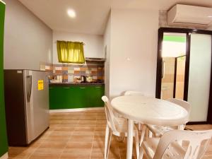 Cerca Parola Beach Resort