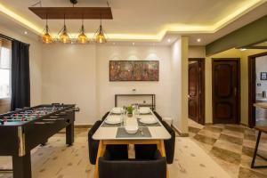 Play Foosball & Do Yoga - 1 BR Apt - Free Airport Pickup!