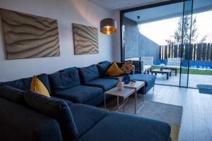 Casa Aire de Mar, modern house with private pool, overlooking Baviera golf, within walking distance of beach