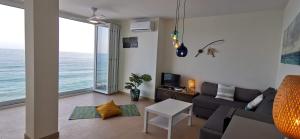 LA PERLA CRUISE Apartment on Private Beach, Modern with Aircon & wifi