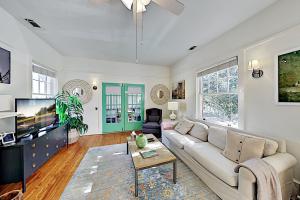 Two-Bedroom Apartment room in Downtown Savannah I Abundance of History and Restaurants apts