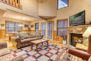 Chalet room in Brentwood Resort Pool FREE Attraction tickets Near Parkway Hot Tub Arcade Game WIFI!!!
