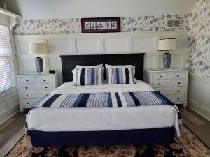 Junior Suite with Balcony (Stateroom) room in Anchor Inn Boutique Hotel