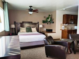 Queen Kitchenette  room in Mountain View Lodge