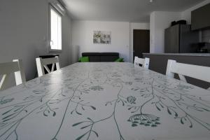 Appartements La Roseliere Appartement 2 chambres 6 couchages a 400 m de la plage : photos des chambres