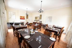 New England Guest House by Ilawu