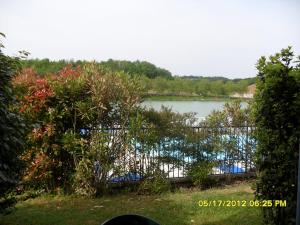 Maisons de vacances Le Hameau du Lac avec piscine dans residence, ,appart classe 1 etoile : photos des chambres
