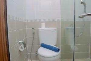 Spacious 2BR at Royal Olive Apartment By Travelio