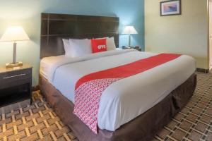 King Room room in OYO Hotel Knoxville TN Cedar Bluff I-40