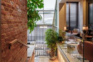 SCHUSTER Boarding House