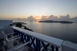 Suite with Panoramic Caldera View