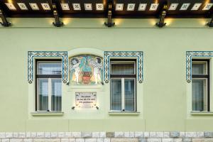 SCHUSTER Boarding House