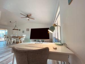 Rubys Lake Retreat - Heated Pool, Tiki Hut & Lake Views