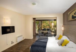 SOWELL Family Les Amandiers