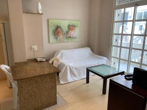 Residencial com serviços 45 metros decorado com sala, suíte, cozinha quadra da praia de copacabana