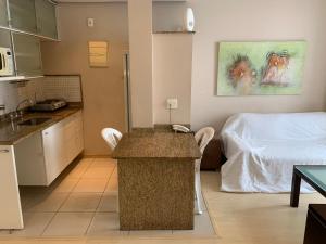 Residencial com serviços 45 metros decorado com sala, suíte, cozinha quadra da praia de copacabana