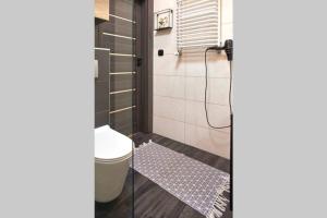 Uroczy Apartament z Garażem