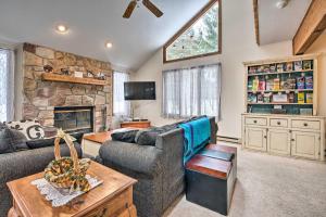 Holiday Home room in House with Porch Less Than 10 Mi to Lakes and Big Boulder Ski!