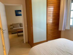 Residencial com serviços 45 metros decorado com sala, suíte e cozinha na quadra da praia de Copacabana