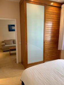 Residencial com serviços 45 metros decorado com sala, suíte e cozinha na quadra da praia de Copacabana