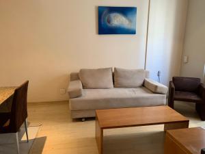 Residencial com serviços 45 metros decorado com sala, suíte e cozinha na quadra da praia de Copacabana