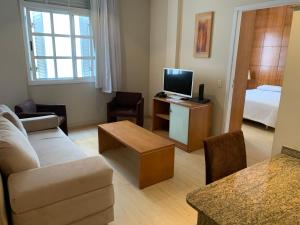 Residencial com serviços 45 metros decorado com sala, suíte e cozinha na quadra da praia de Copacabana