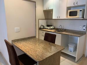 Residencial com serviços 45 metros decorado com sala, suíte e cozinha na quadra da praia de Copacabana