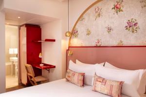 Standard Double Room with Patio room in Hôtel Des Deux-Iles - Notre-Dame