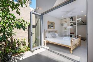Studio room in Converted Garage on Foss - King Bed