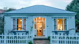 Villa Akaroa - Akaroa Pet Friendly Holiday Home - Takamatua Bay