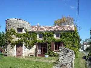 Traditional Charentais cottage in countryside 25 minutes from Royan - Balanzac