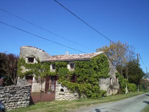 Traditional Charentais cottage in countryside 25 minutes from Royan