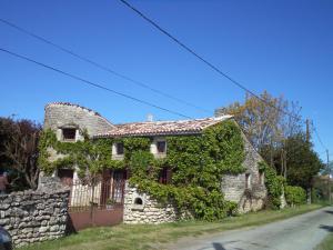 Maisons de vacances Traditional Charentais cottage in countryside 25 minutes from Royan : photos des chambres