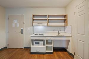 Deluxe Studio with 1 King Bed - Non-Smoking room in Extended Stay America Suites - San Jose - Milpitas - McCarthy Ranch