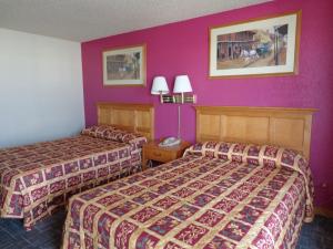 Double Room with Two Double Beds room in Knights Inn Fairground