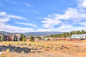 Quaint Angel Fire Townhome half Mi to Ski Slopes!