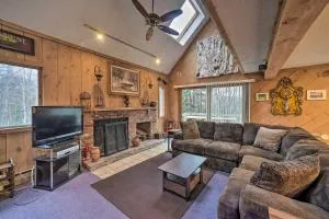 Cozy Mountain Retreat with Deck about 3 Mi to Mount Snow - ويست دوفر