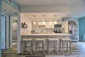 Walk to Ocean St Pete Beach Condo with Pool Access