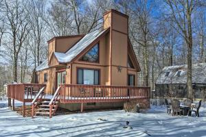 Holiday Home room in Pocono Mtns Cabin Less Than 2 Mi to Arrowhead Lake!